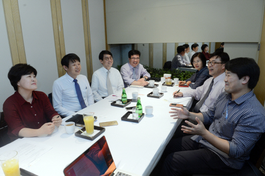 지난 5일 서울 정동 달개비에서 진행된 '안전한 지능교통시대 열어라' 좌담회에서 전문가들은 실증사업과 전문인력 양성, 산업생태계 조성을 통해 새롭게 열리는 신산업을 제대로 키워내야 한다고 입을 모았다.